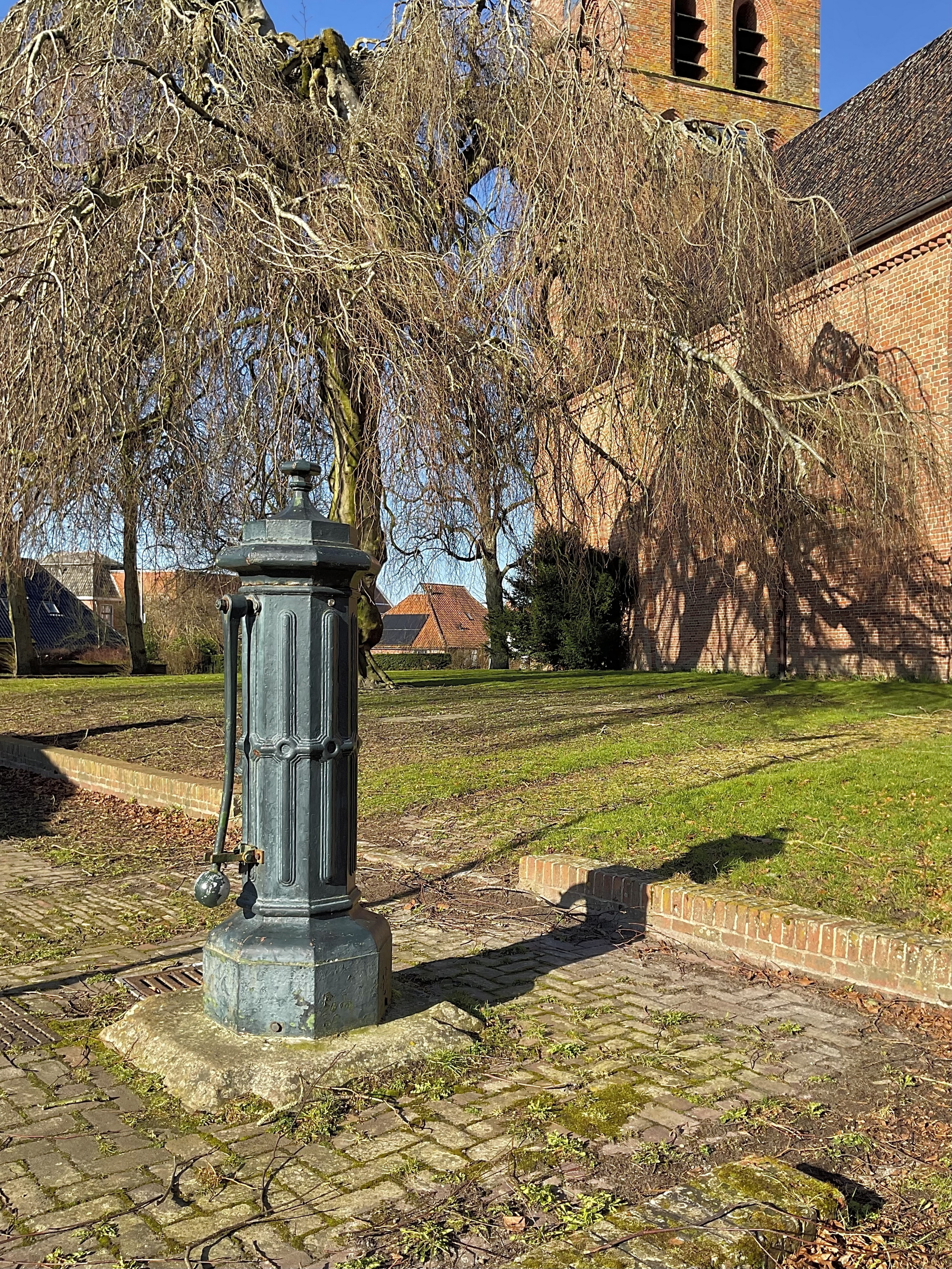 Een van de drie dorpspompen. Rijksmonument nr. 14547.